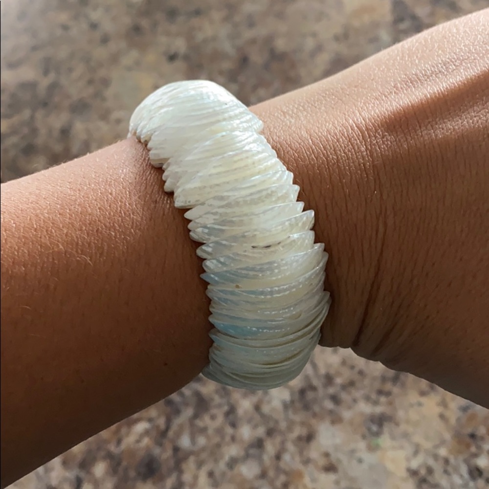Elastic shell bracelet - Picture 2 of 2